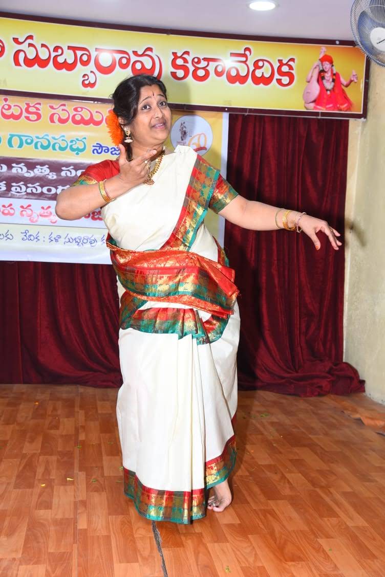 Smt. G. Indumathi in full Kuchipudi costume — ivory Kanchipuram silk with multicoloured border, traditional jewellery and stage make-up